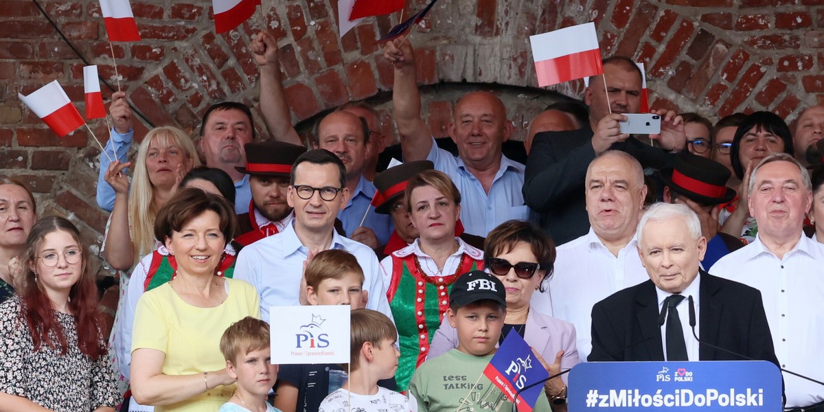 Politycy PiS na spotkaniu w Pułtusku. Od lewej minister rodziny Marlena Maląg,  premier Mateusz Morawiecki, marszałek Sejmu Elżbieta Witek, minister aktywów państwowych Jacek Sasin, prezes PiS Jarosław Kaczyński