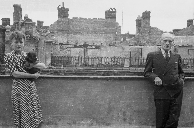 Julian Tuwim z żoną Stefanią na tarasie swojego mieszkania przy ul. Wiejskiej (1946 r.)