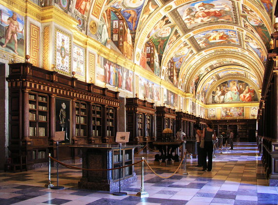 Biblioteka El Escorial w Hiszpanii jest nie tylko dziełem sztuki, ale także częścią światowego dziedzictwa UNESCO. Zamówiona przez króla Filipa II w XVI w., najbardziej olśniewającą cechą biblioteki jest seria siedmiu fresków przedstawiających sztuki wyzwolone (muzykę, retorykę, astronomię itd.). Miasto San Lorenzo de El Escorial, które znajduje się około 45 min od Madrytu, od dawna jest ulubionym miejscem hiszpańskiej rodziny królewskiej. Poza biblioteką jest tam, o wiele więcej do zobaczenia, w tym klasztor, ogrody i panteony byłych książąt i królów.