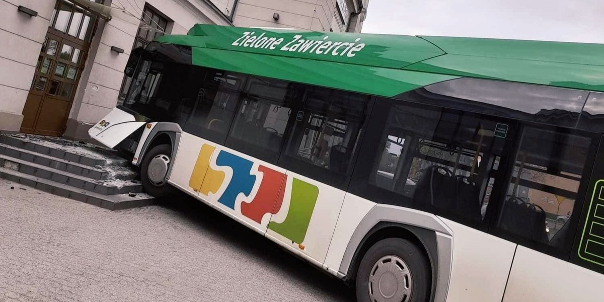 Miejski autobus wjechał w budynek dworca