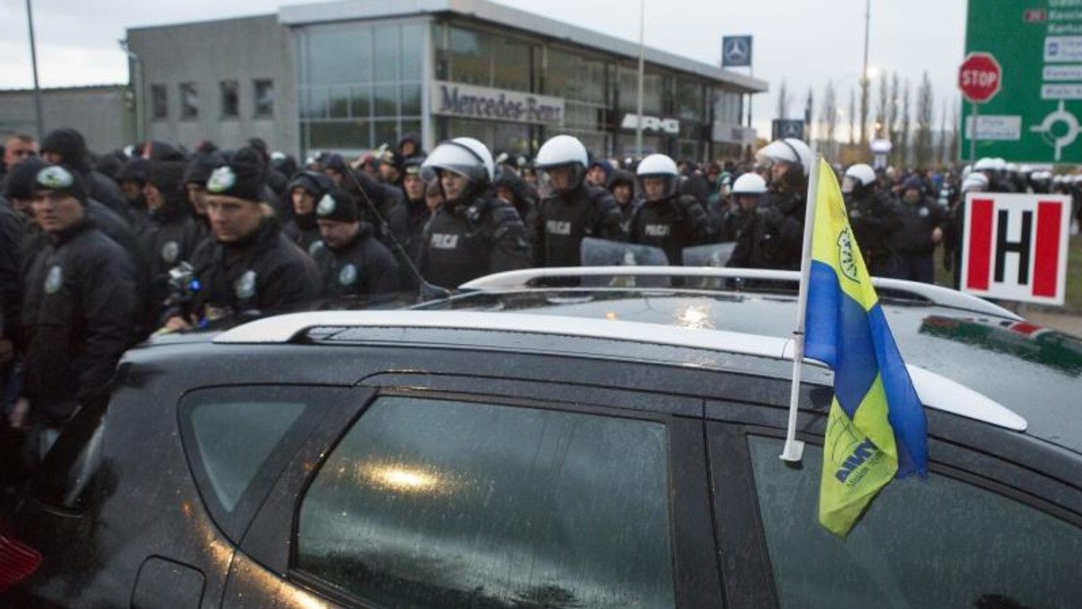 Policjanci kierują wniosek do prokuratury wobec organizatora niedzielnych derbów Trójmiasta, podczas których na stadionie w Gdyni doszło do wybryków pseudokibiców.