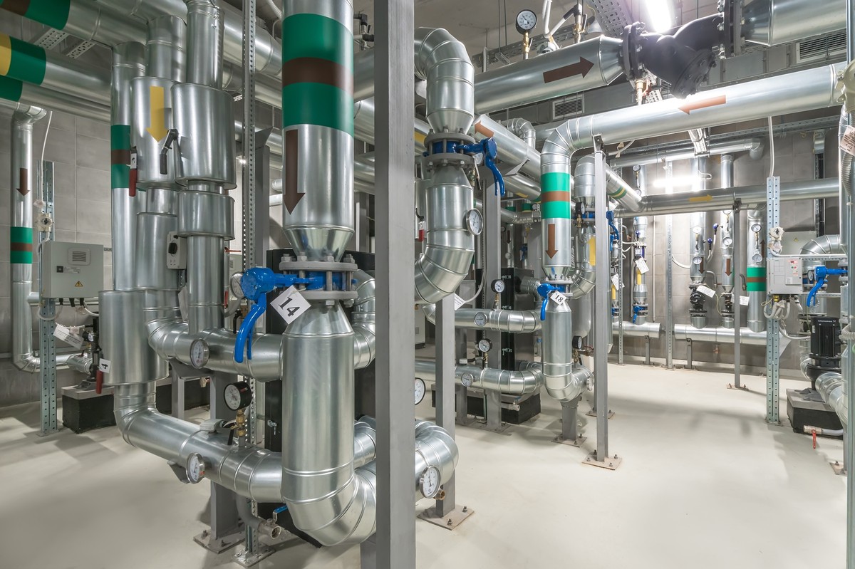 Kiedy włączają się kaloryfery? Ogrzać można się też przed jesienią