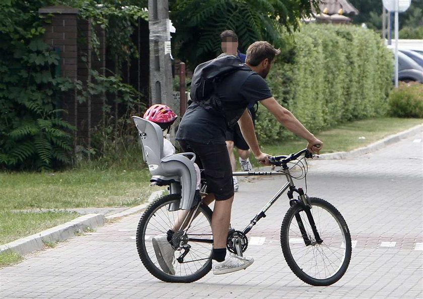 Prezenter telewizyjny wozi córeczkę na rowerze