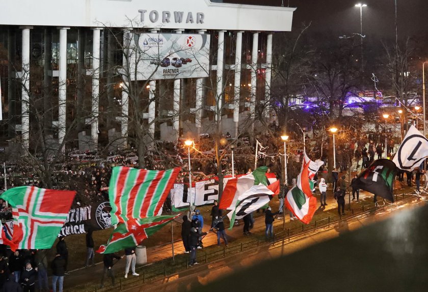 Wirus szaleje, a na Łazienkowskiej tłumy kibiców. Zapomnieli o dystansie