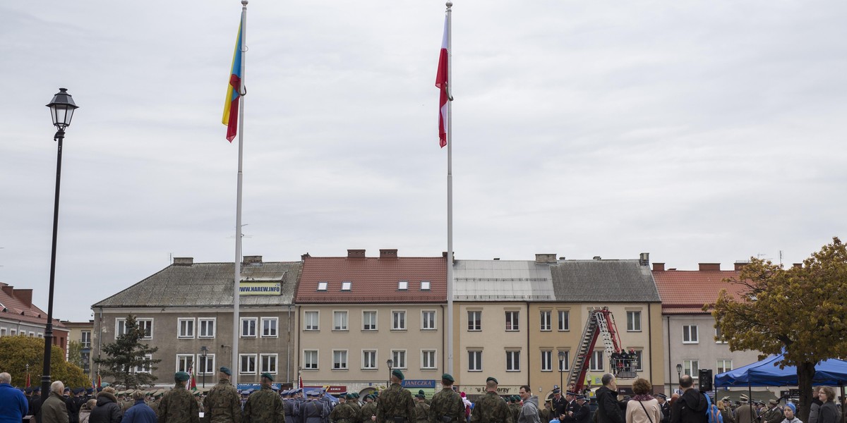 Wykopali maszt z flagą UE