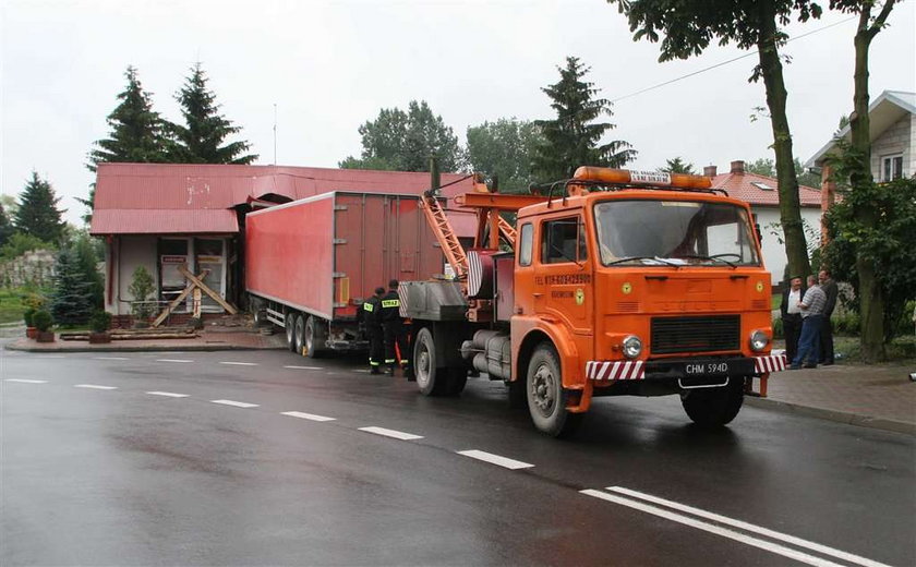 Tir zniszczył mi sklep