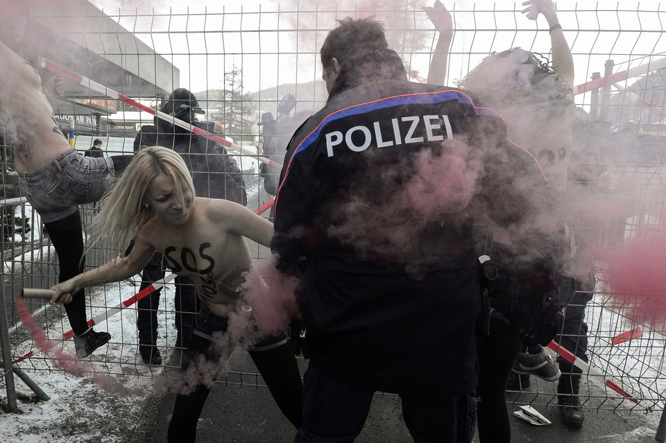 Nagi protest w Davos