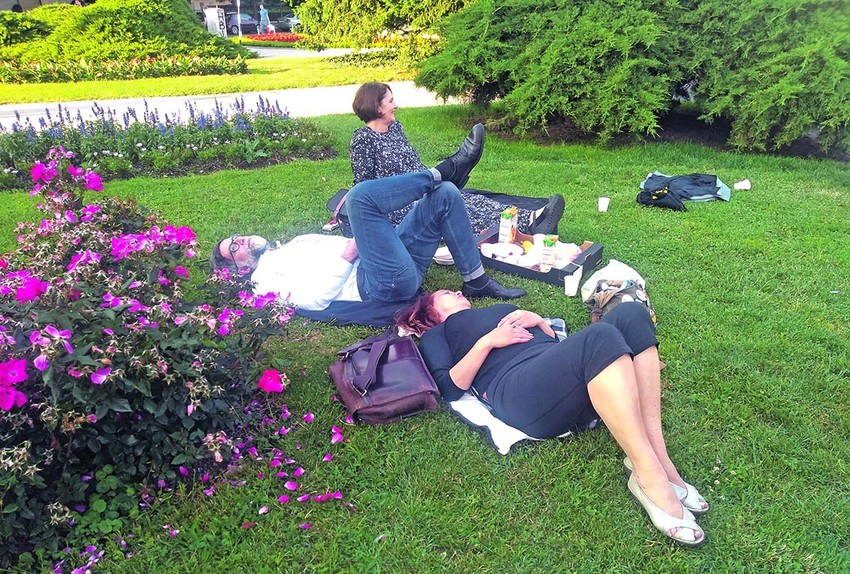 Popodnevni piknik na travnjaku ispred HNK Zagreb