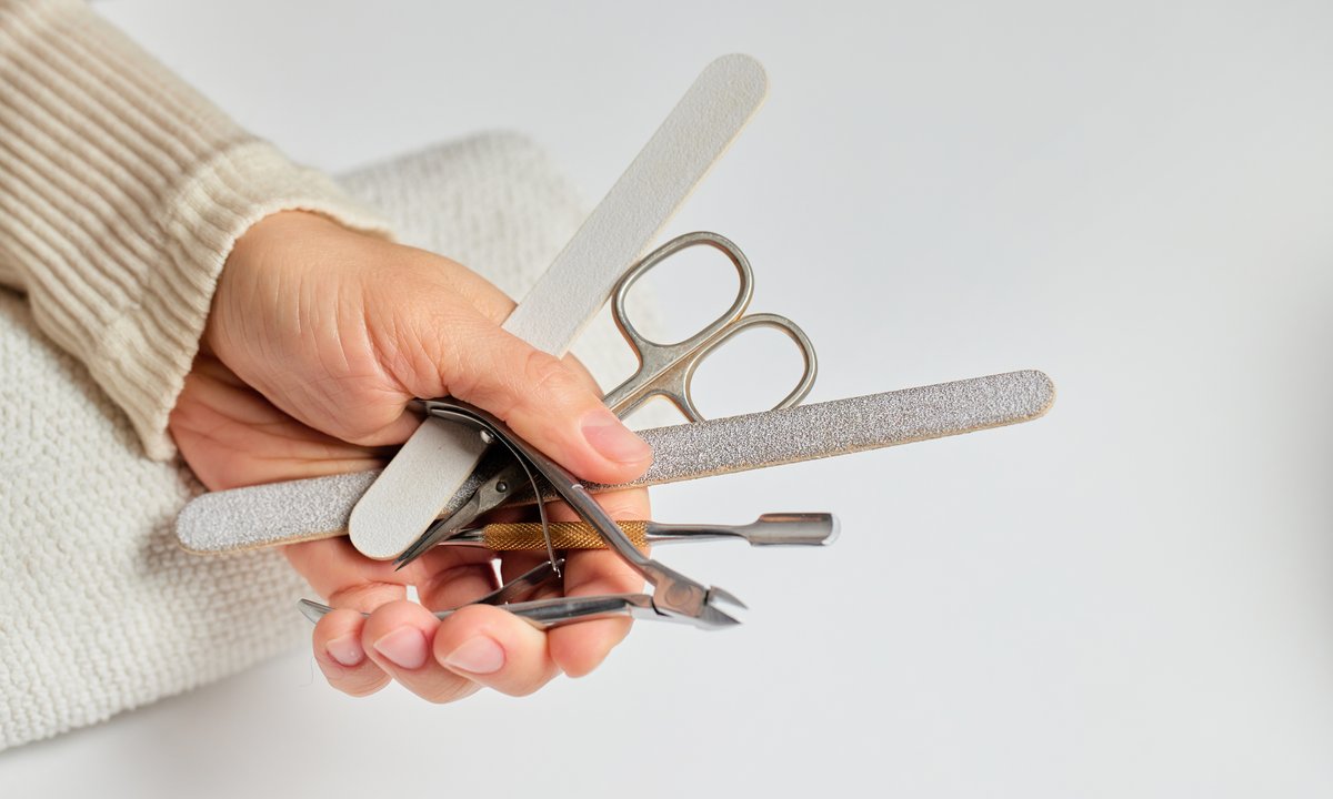 Trwały manicure zaczyna się od pielęgnacji. To serum z biotyną wspiera kondycję paznokci