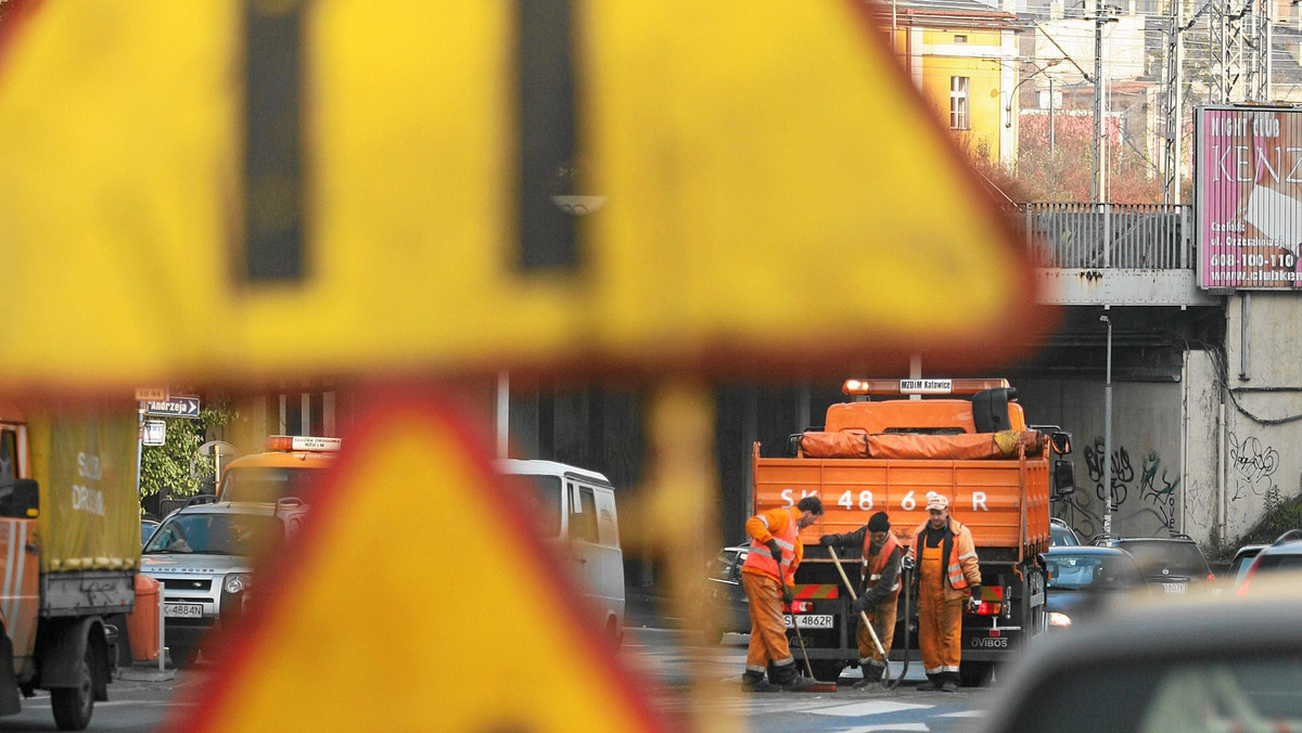 Przedsiębiorcy, których sklepy znajdują się w okolicach rynku w Niemodlinie narzekają na remonty dróg. Mówią, że przez coraz większe zajmowanie przez drogowców ul. Kilińskiego mają problemy z dowozem towaru - informuje Radio Opole.