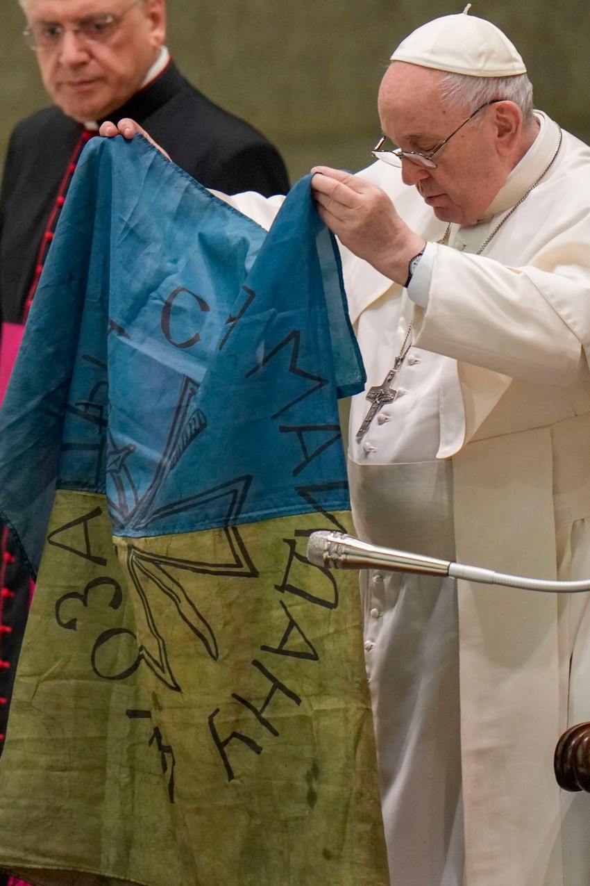 Papa Franja sa ukrajinskom zastavom