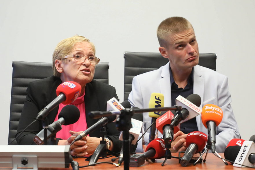 Tomasz Komenda i jego mama Teresa Klemańska podczas konferencji prasowej w kancelarii w Warszawie.