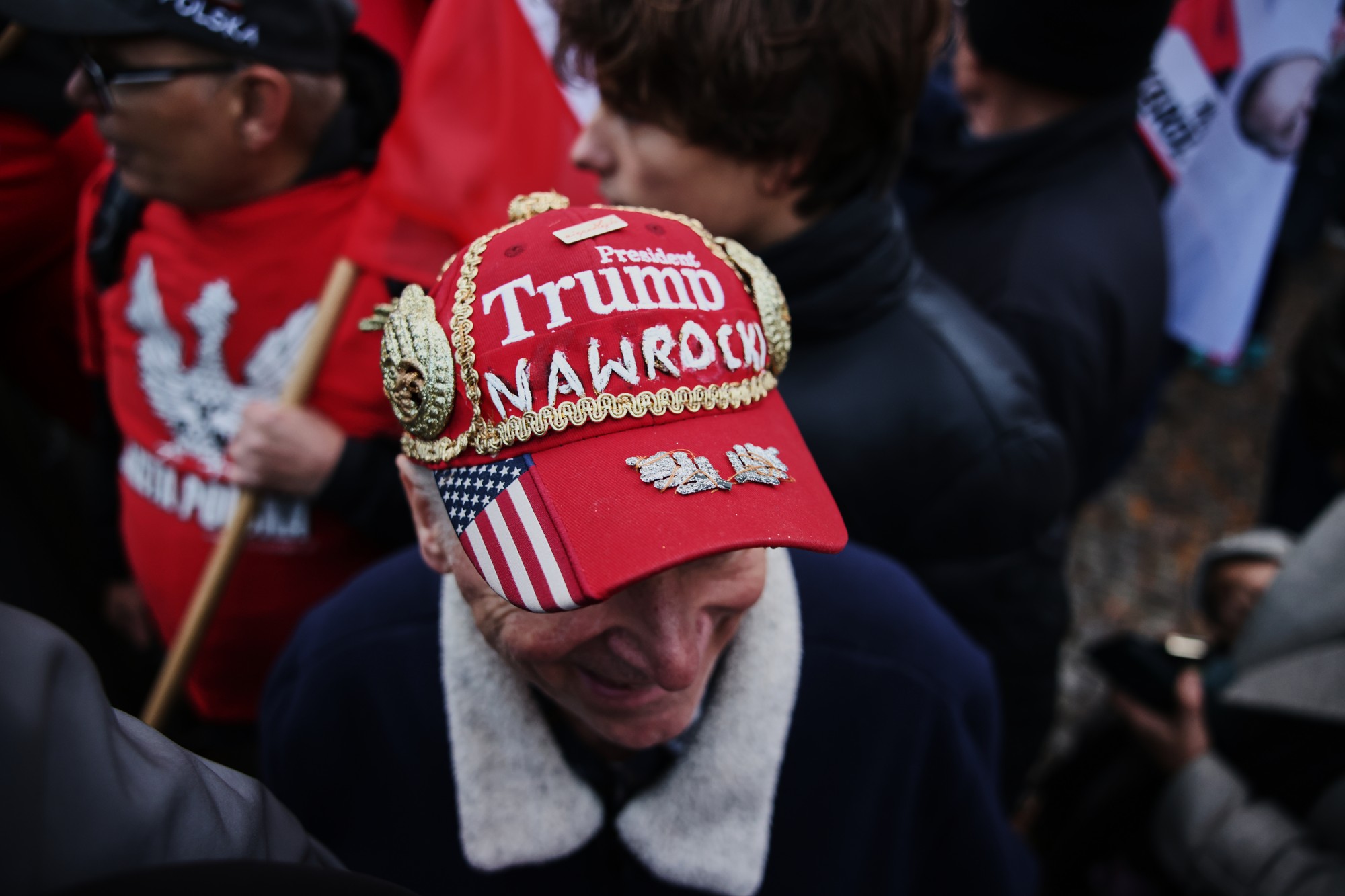 Demonštranti počas protestu pred poľským Ústavným súdom vo Varšave. 