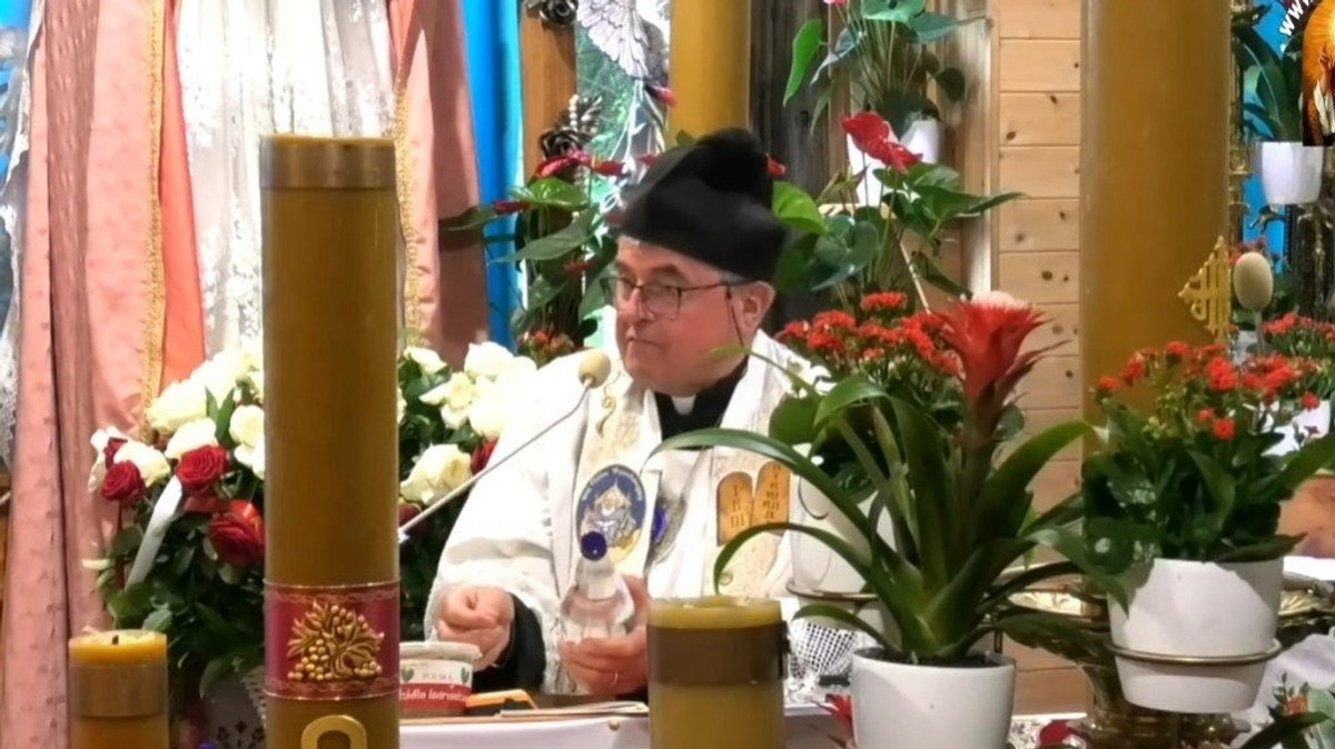 Cudowna woda od ks. Natanka. Leczy i uspokaja? ”Sam muszę się napić przed mszą”