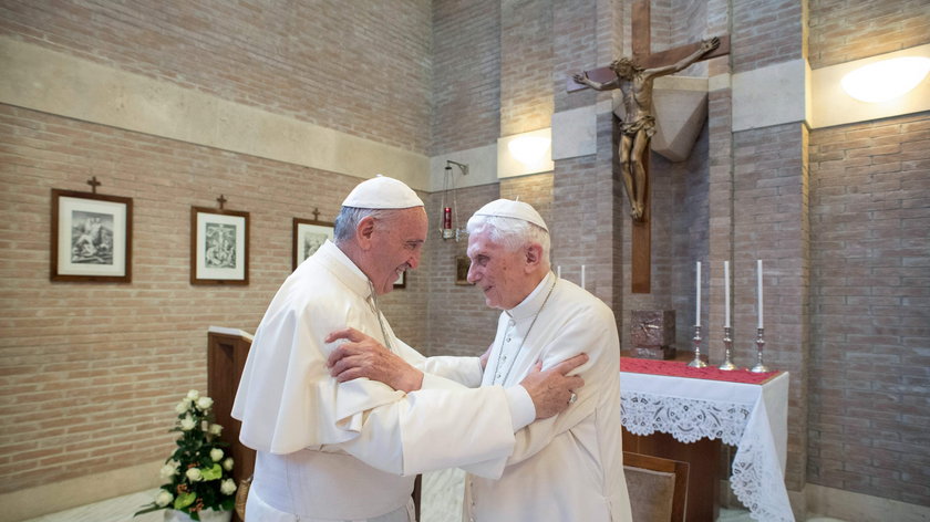 Dwóch papieży zaszczepiło się przeciwko COVID-19