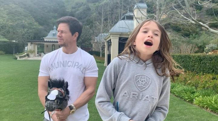 Mark Wahlberg lovas akadálypályán kísérte végig a kislányát / Fotó: Northfoto