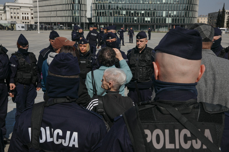 Interwencja policji przed pomnikiem
