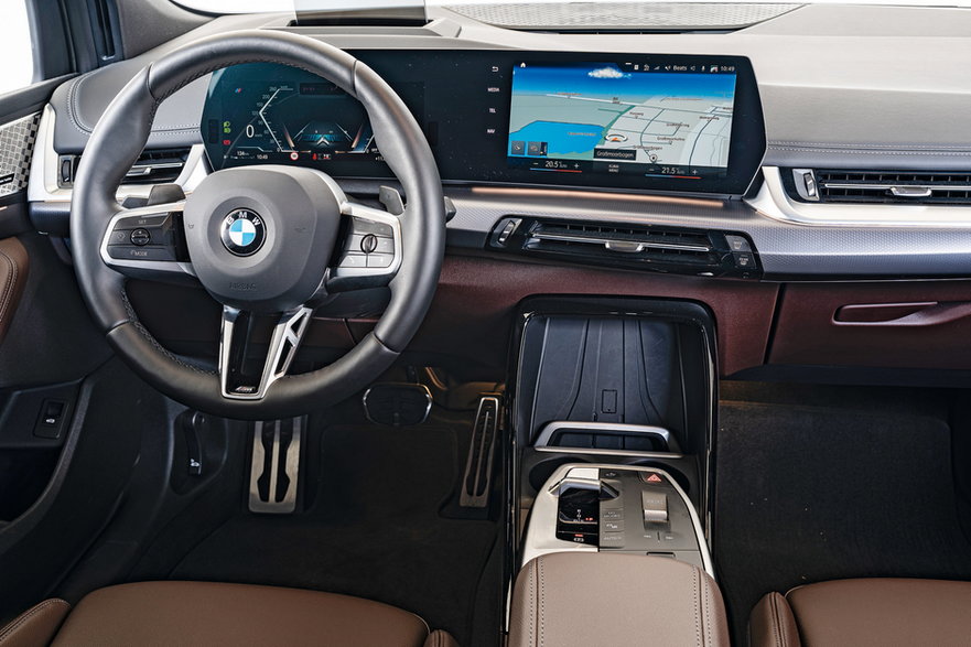 BMW 2 Active Toure: dwa wielkie wyświetlacze, brak kontrolera systemu iDrive.