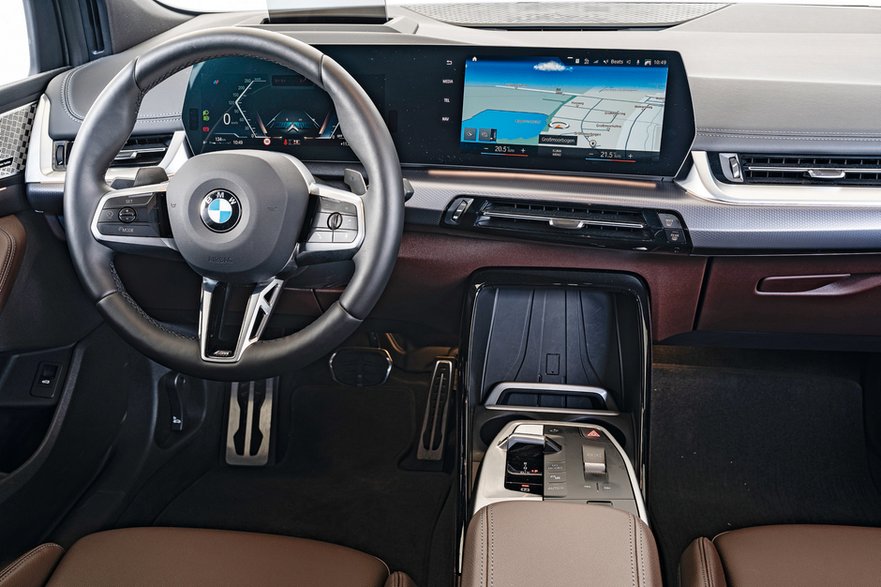 BMW 2 Active Toure: dwa wielkie wyświetlacze, brak kontrolera systemu iDrive.