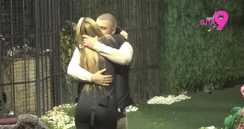 Asmin i Aneli završili zajedno u krevetu, molio je za intimne odnose: "Želim sina"