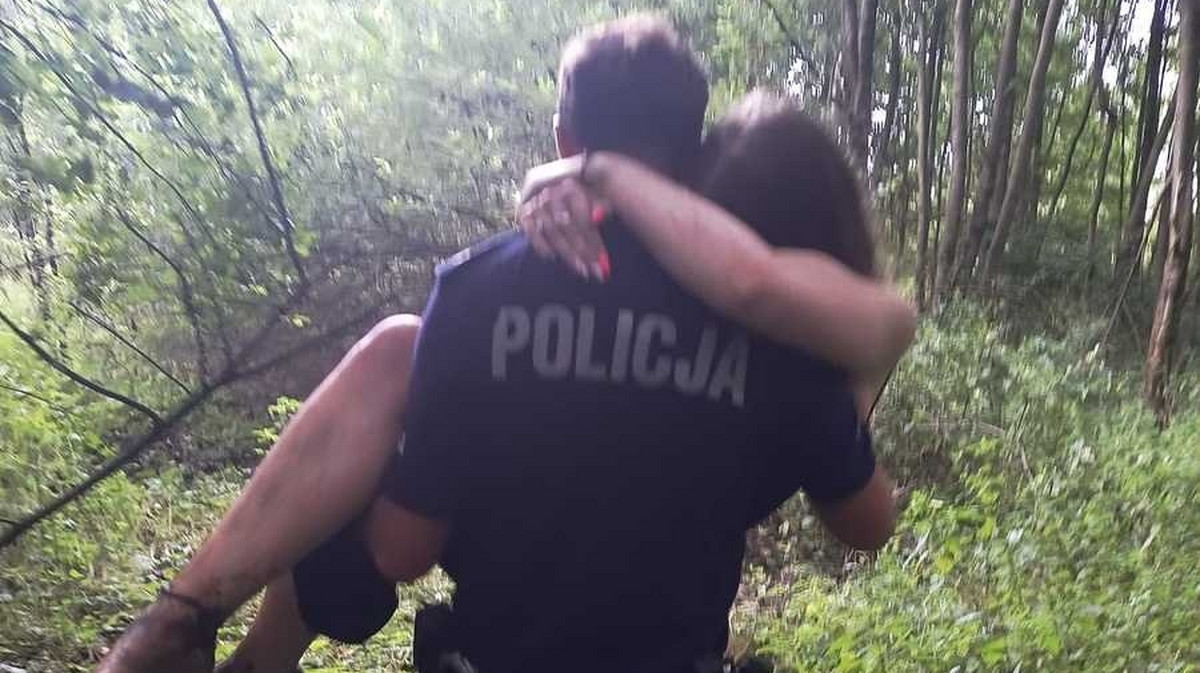 Wstrząsające zdjęcie. 22-latka zaginęła po imprezie. Z lasu  wynieśli ją na rękach