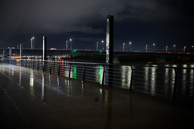 Wygaszona iluminacja na Moście Śląsko-Dąbrowskim w Warszawie, w związku z akcją Godzina dla Ziemi