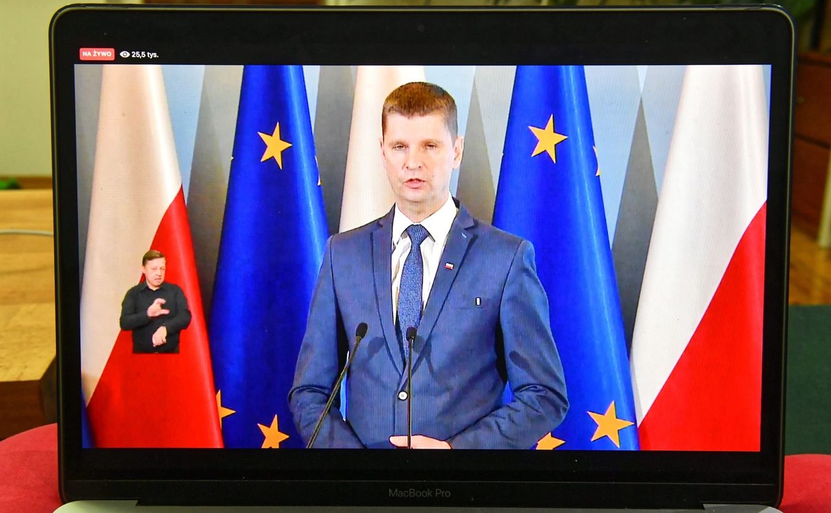 Łódź, 20.03.2020. Koronawirus w Polsce. Transmisja konferencji prasowej ministra edukacji narodowej Dariusza Piontkowskiego z KPRM w Warszawie, 20 bm. Na konferencji prasowej podano, że w Polsce wprowadzono stan epidemii. Konferencje prasowe organizowane w KPRM dotyczące działań rządu w związku z koronawirusem odbywają się bez stacjonarnego udziału mediów. (mr) PAP/Grzegorz Michałowski