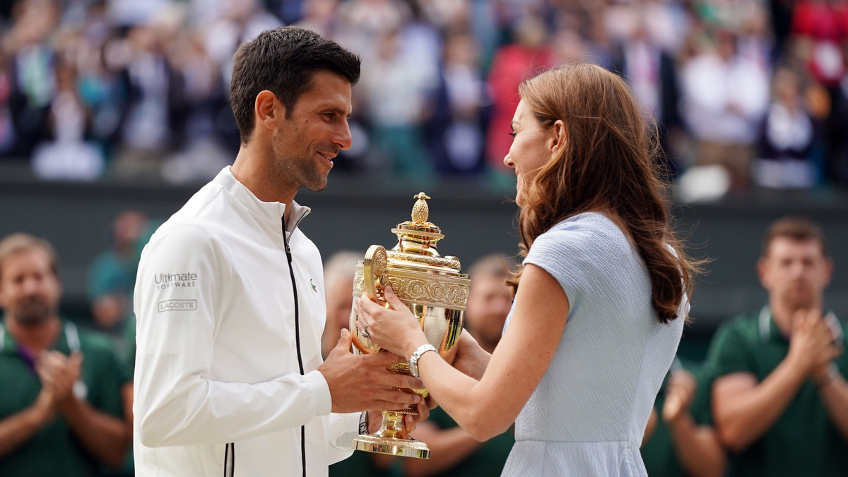 Księżna Kate podczas finału Wimbledonu. Stan Smith, legendarny tenisista, wręczył jej prezent