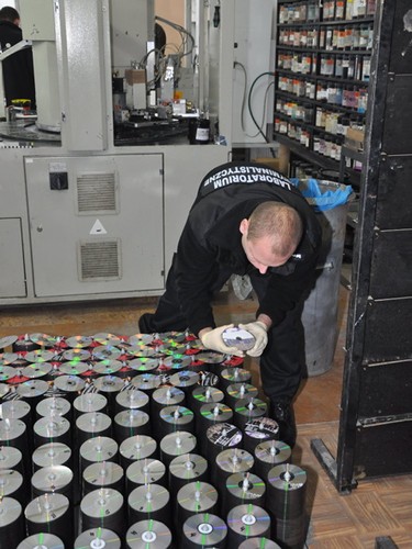 Stołeczni policjanci zlikwidowali największe w Europie pirackie wytwórnie płyt z muzyką i najnowszymi hitami Hollywood