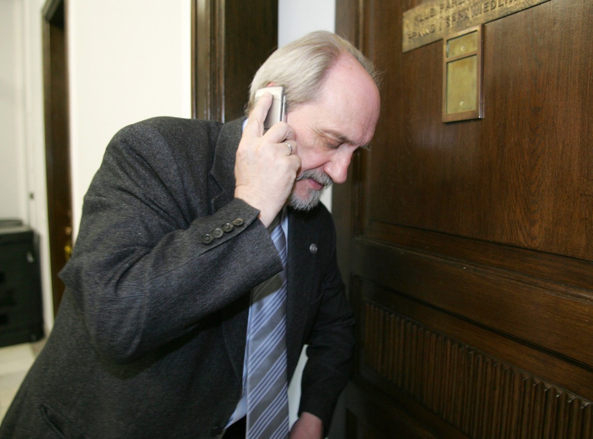 MON będzie przepraszał za Macierewicza