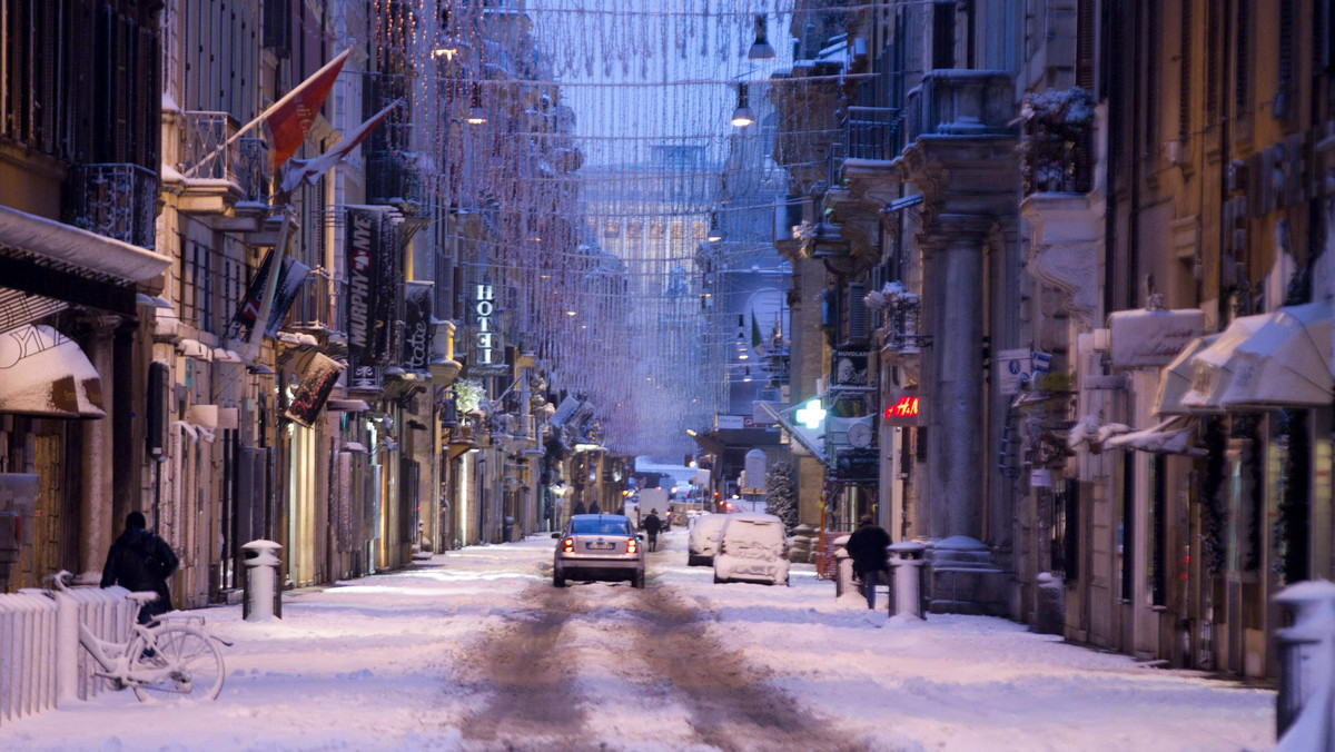 Pierwsza od 27 lat tak intensywna śnieżyca w Rzymie, do jakiej doszło z piątku na sobotę, sparaliżowała miasto. Burmistrz Gianni Alemanno apeluje do obywateli o odśnieżanie i chce powołania komisji śledczej, by wyjaśnić, dlaczego zawiodły prognozy meteorologiczne.