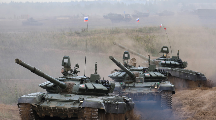 Orosz T72-es harckocsik egy őszi hadgyakorlaton - az amerikai hírszerzés szerint 175 ezer katona érkezett az ukrán határhoz /Fotó: MTI-EPA