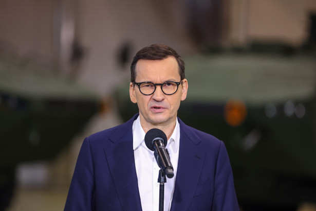 Siemianowice Śląskie, 01.04.2023. Premier Mateusz Morawiecki podczas wizyty w zakładach Rosomak S.A.