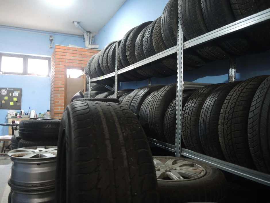 Čim temperatura padne ispod 7 stepeni, preporučljive su zimske gume čak iako su kolovozi suvi