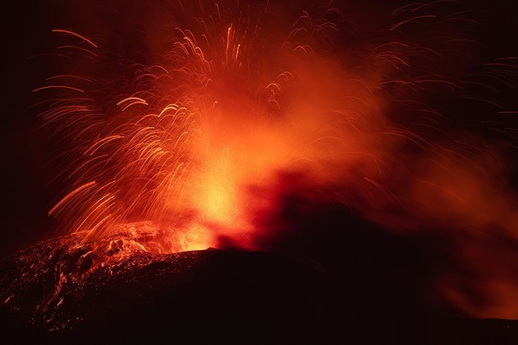 ERUPTIRALA ETNA! Vulkanski oblak dostigao visinu od 7 kilometara, pepeo pada na obližnja mesta (FOTO, VIDEO)