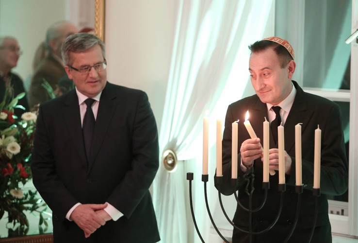 Prezydent Komorowski zapalił chanukowe świece