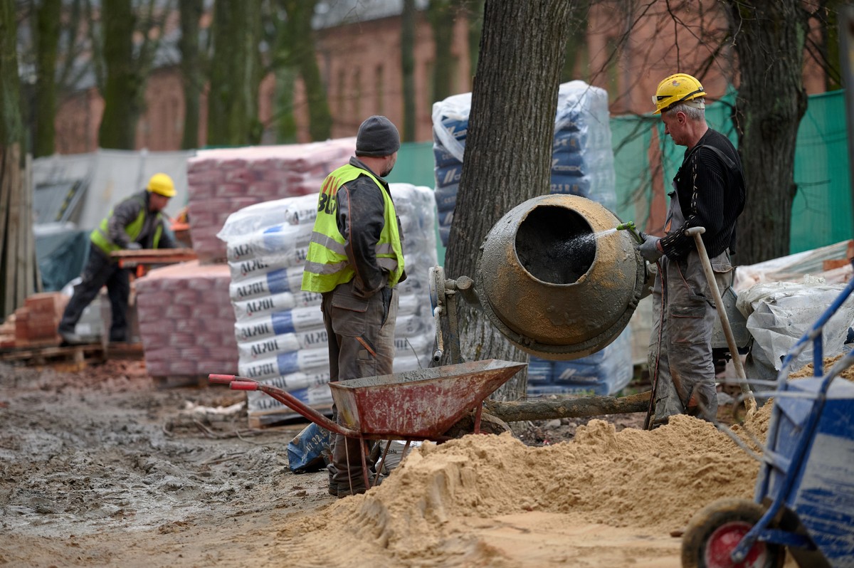 W takich firmach pracuje co czwarta osoba w Polsce. Płace coraz bliżej minimum
