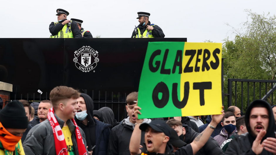 Kibice Manchesteru United protestujący przeciwko Malcolmowi Glazerowi