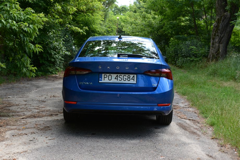 Skoda Octavia iV - jej zawieszenie pracuje tak, by zapewnić podróżnym dobry komfort. Jazda nierówno drogą to żaden problem.