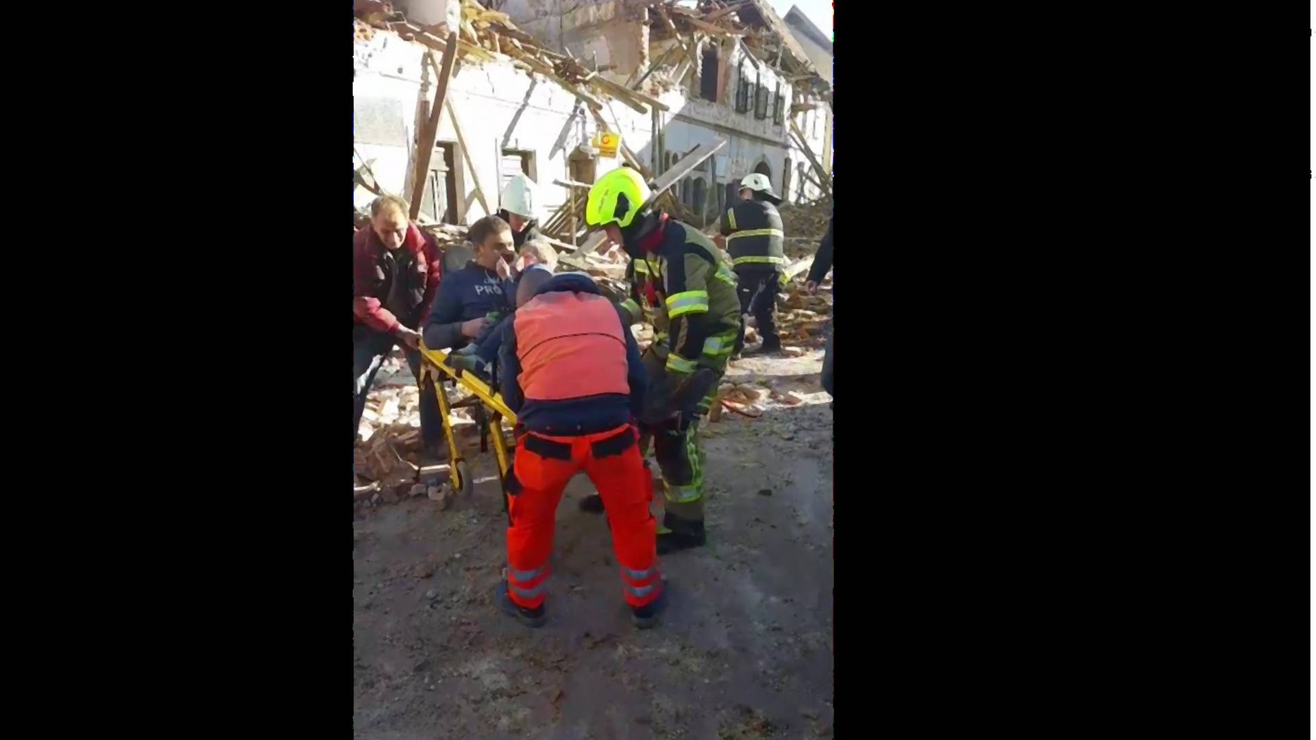 Treba vam jak stomak za potresne slike iz zemljotresom razorene Hrvatske: ljudi traže svoje najbliže pod ruševinama