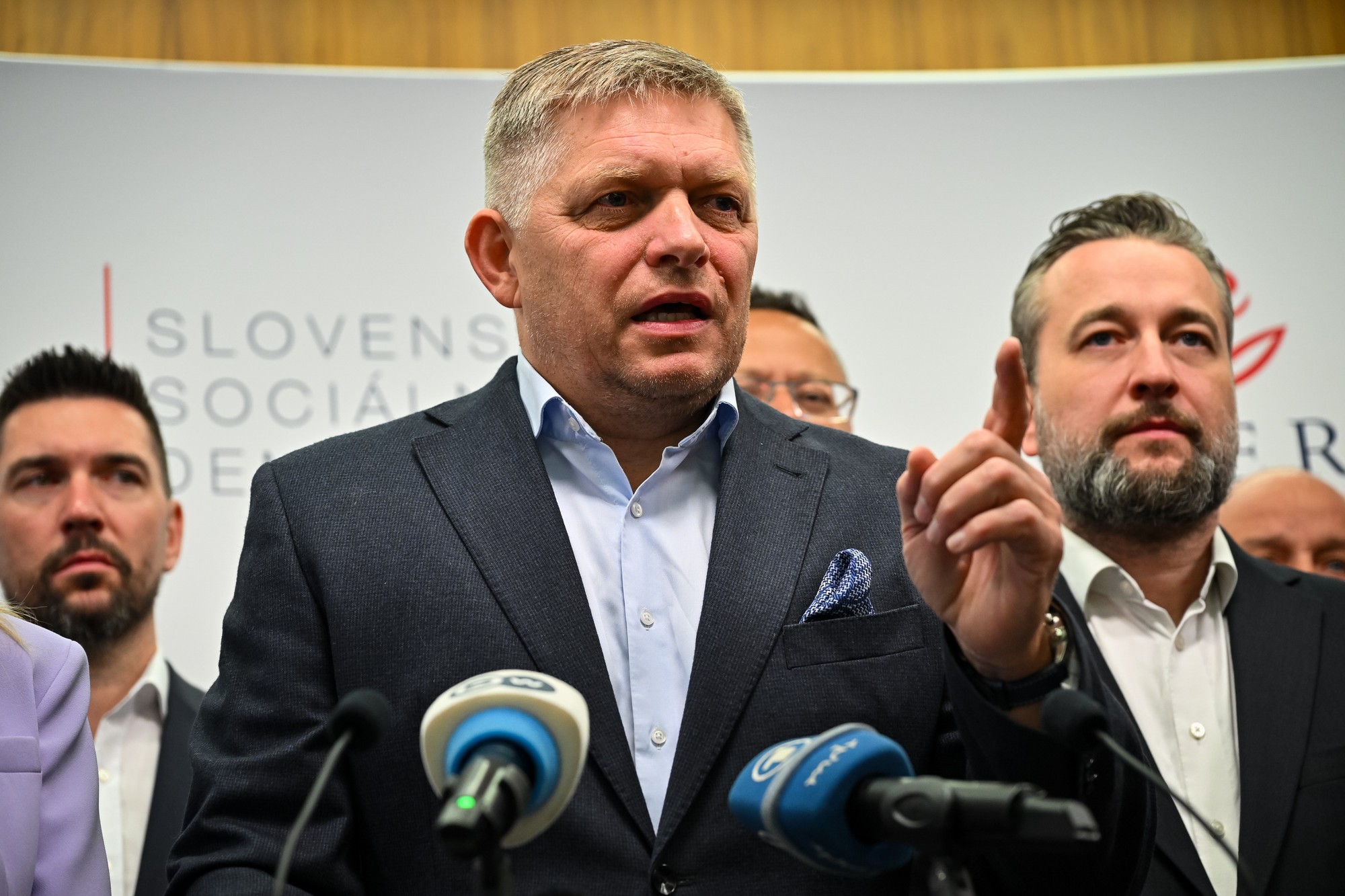 Uprostred predseda strany SMER-SD Robert Fico počas tlačovej konferencie v Bratislave.
