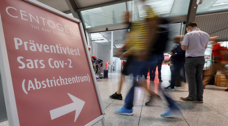 A frankfurti nemzetközi repülőtéren felállított új tesztállomást hirdető tábla 2020. június 30-án. / Fotó: MTI/EPA/Ronald Wittek