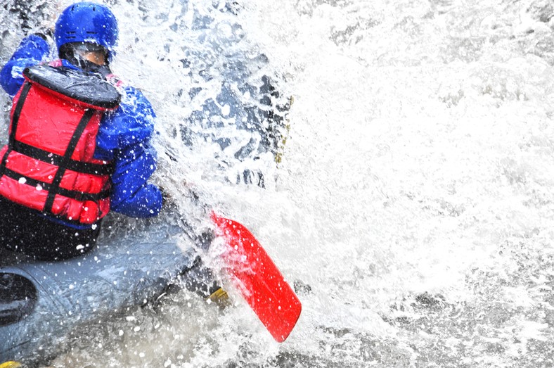 <b>Rafting</b>
<br></br>
Przepis na niezapomniane wakacje? Huczące fale, meandrujące rzeki, załamania dna akwenu i rwący potok. Potrzebne wyposażenie: kombinezon lub kamizelka, wiosło, kask, wodniackie buty i spodnie oraz – najważniejsze – łódź, kajak lub ponton. Dla amatorów mocnych wrażeń rafting to szansa na spora dawkę adrenaliny. Termin oznacza gamę różnych spływów, których wspólnym mianownikiem jest trudny akwen (np. rzeka) który pokonujemy w zespole na jednej łodzi z instruktorem.