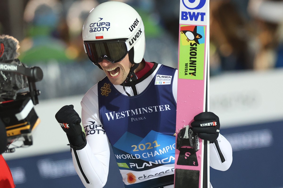 Planica, Słowenia, 25.02.2023. Mistrzostwa świata w narciarstwie klasycznym Planica 2023. Polak Piotr Żyła podczas konkursu skoków narciarskich na skoczni HS 100, 25 bm. (gj) PAP/Grzegorz Momot