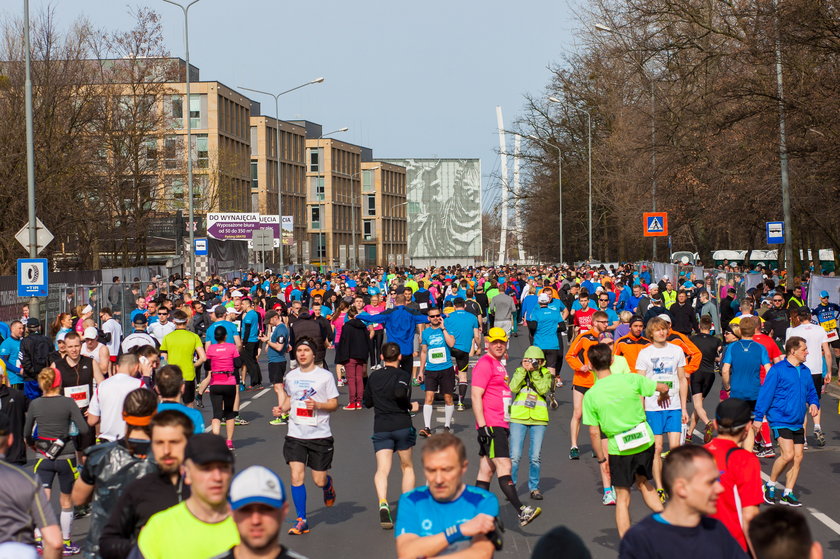 Aquanet rozleje maratończykom wodę ze specjalnych urządzeń