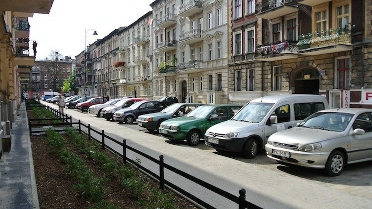 Nie ma już kasztanowych alei i lamp gazowych jakie były kilkadziesiąt lat temu. Teraz na ulicy Staszica jest kontrapas dla rowerzystów, progi zwalniające oraz więcej miejsc parkingowych. Remont nawierzchni trwał blisko trzy miesiące.