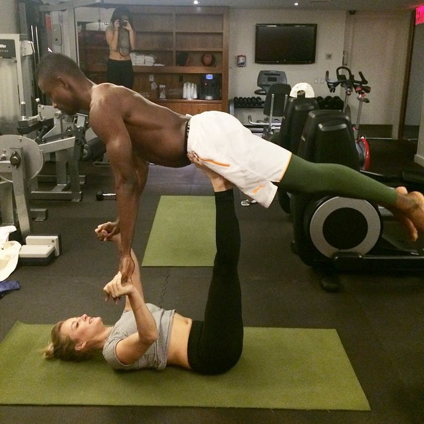 Salomon Kalou pochwalił się na Instagramie swoją seksowną trenerką jogi!
