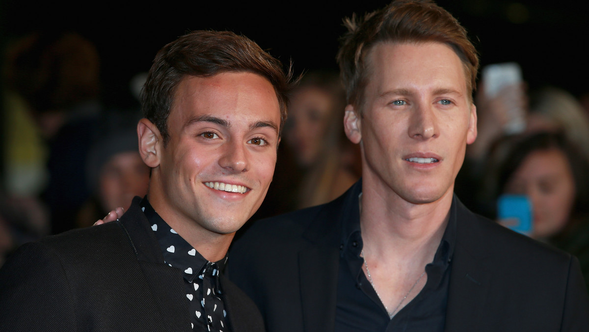 Tom Daley od kilku lat jest związany z reżyserem i scenarzystą Dustinem Lancem Blackiem. Teraz "Daily Mail" donosi, że sportowiec zdradzał swojego o 20 lat starszego partnera.