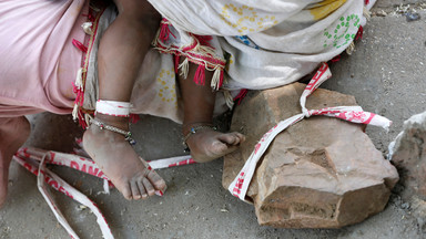 Indie: dziewczynka czeka na rodziców przywiązana do kamienia