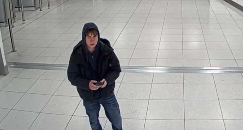 Johanes Natland na mančesterskom aerodromu nakon što mu je dozvoljen ulazak uprkos sumnjičavosti graničara | Foto: Counter Terrorism Policing